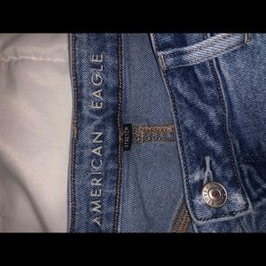 AMERICAN EAGLE CURVY MOM JEANS